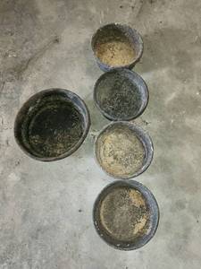 lot 518 image: (5) Rubber Feed Pans 10x4 and 8x4 (no holes)