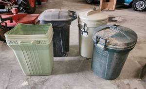 lot 520 image: (4) Trashcans (3 with lids)
