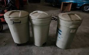 lot 521 image: (3) Rubbermaid Trashcans on wheels with Lids