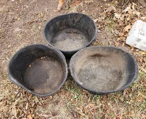 lot 526 image: (3) Rubber Feed Pans 16x8 (no holes)
