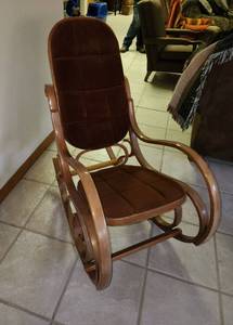 lot 7 image: Rocking Chair (located in basement)