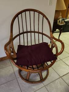 lot 8 image: Swivel Chair (located in basement)
