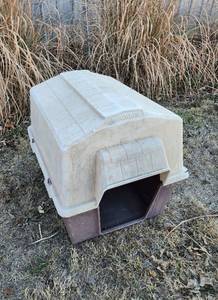 lot 14 image: Doghouse 32x26x28 (see pics for damage)
