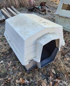 lot 16 image: Doghouse 28x24x22