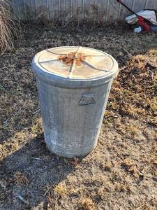 lot 18 image: Galvanized Trashcan with Lid