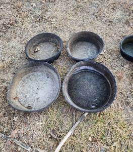 lot 20 image: (4) Rubber Feed Pans