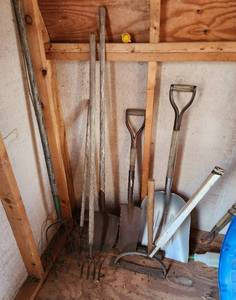lot 21 image: Lawn Tools (located in shed)