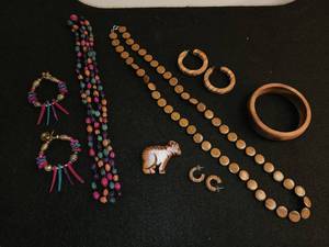 lot 28 image: Costume Jewelry