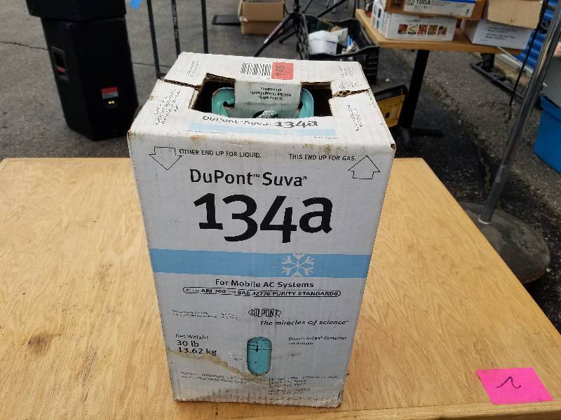 lot 18 image: Du Pont R134a (Factory Sealed) 30lb. Tank