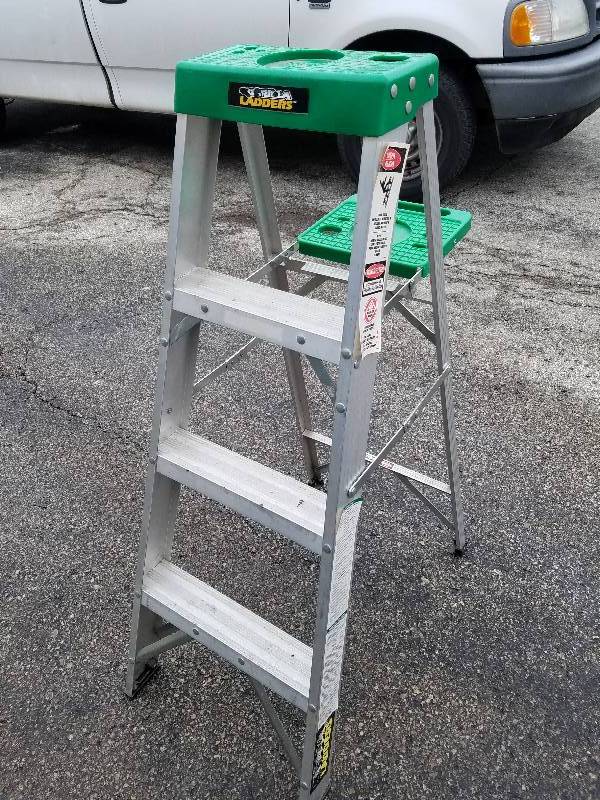 lot 72 image: Gorilla 4ft. Aluminum Stepladder