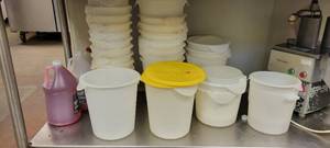 lot 18117 image: Lot of 30 Rubbermaid Food Storage Containers