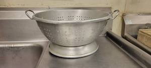 lot 18120 image: Large Aluminum Colander