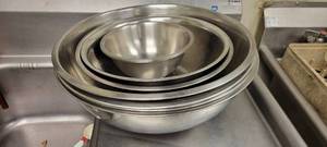 lot 18122 image: 8 Assorted Stainless Steel Mixing Bowls