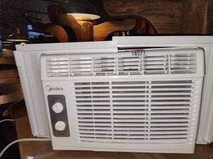 lot 18277 image: Midea Window Air Conditioner MAW05M1BWT