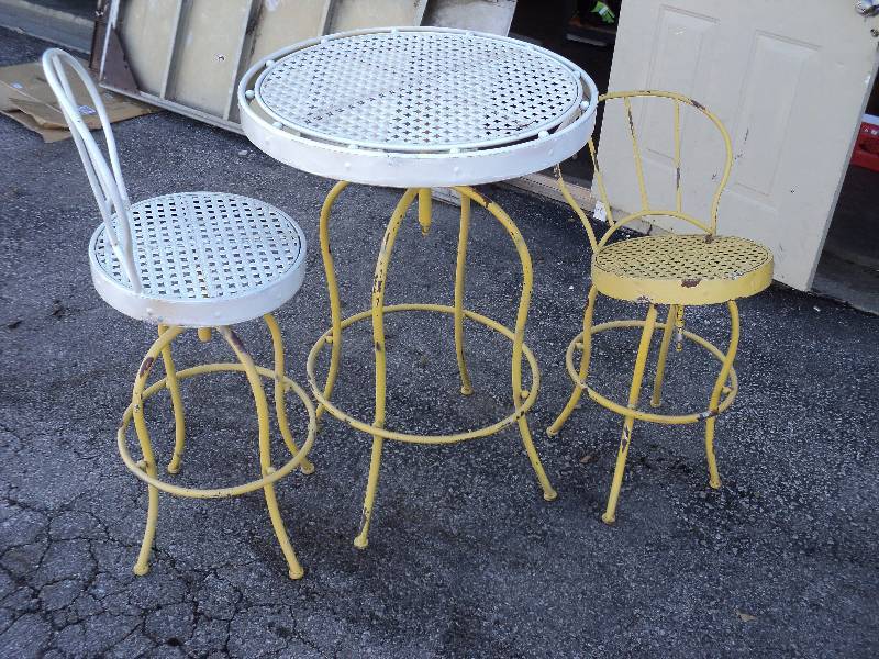 lot 4009 image: Metal Sundae Style table 26 diameter x 40 tall w (1) Metal swivel stool 29 seat height (and second stool will need to be welded)