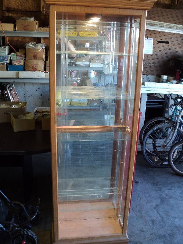 lot 4012 image: Wooden and glass display case w (4) glass shelves, side entry, mirrored back, lighted, etched glass border on the front, 2 x 10-12 x 76T