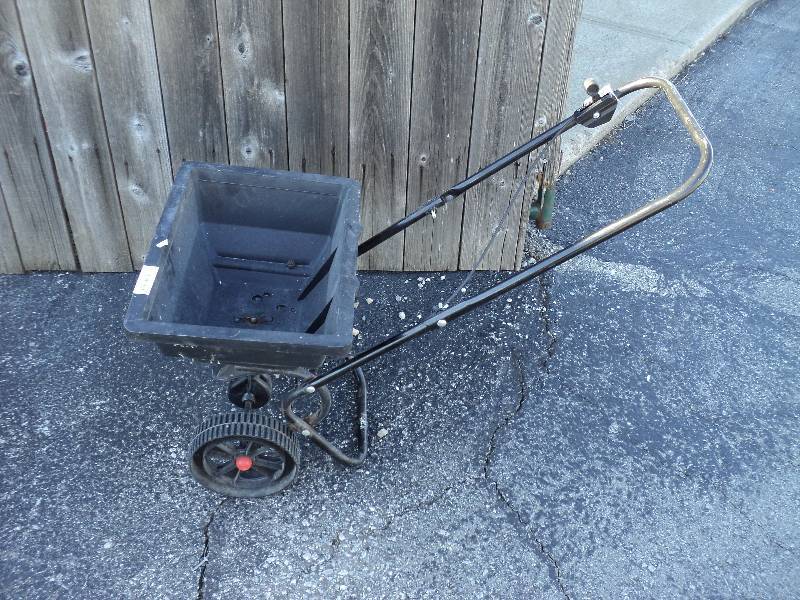 lot 4013 image: Black Plastic Garden Broadcast Spreader, can hold up to 40 lbs seed or granular fertilizer
