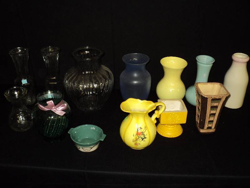 lot 4040 image: (12) ct. mixed lot of glass and ceramic vases