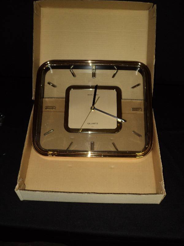 lot 4046 image: Quartz Heirloom Brass and Glass Clock
