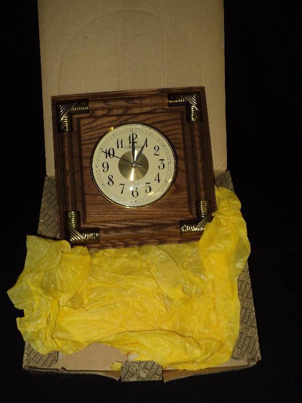 lot 4047 image: Quartz New Haven Clock