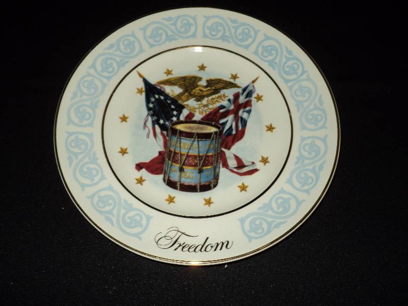 lot 4048 image: Avon Freedom Collectors Plate 1974
