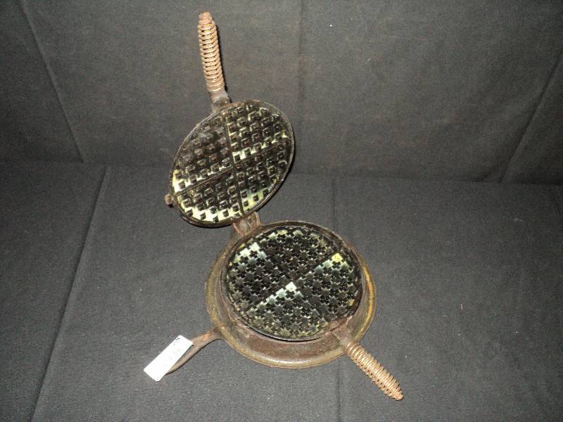 lot 4073 image: Cruso #8 Cast Iron Waffle Iron