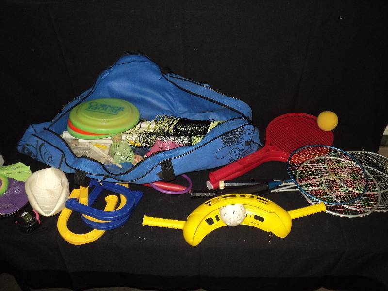 lot 4079 image: 7-game outdoor set badmitton, horseshoes, volleyball, frisbee, catch and more, there is no pump for the volleyball