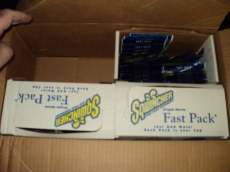 lot 4080 image: Squinchers fast pack drink mix, just add water, approx. 140 individual packets