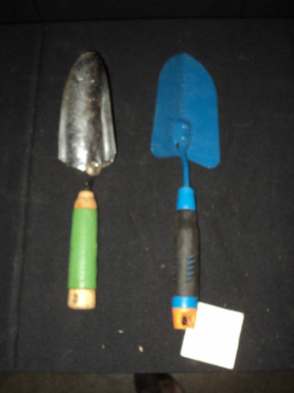 lot 4088 image: (2) ct. lot new garden hand trowels