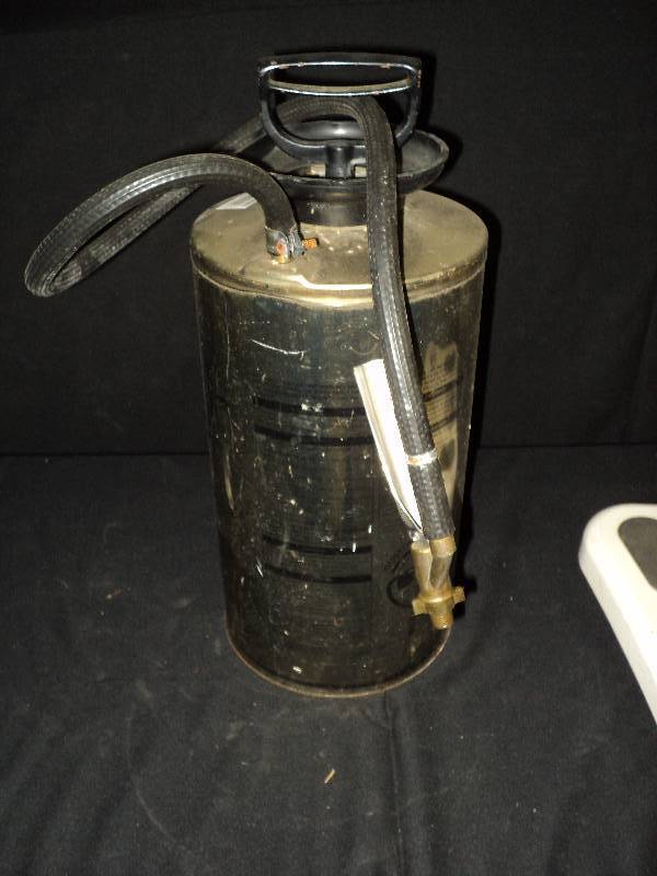 lot 4100 image: Hudson lawn weed sprayer 2 gallon