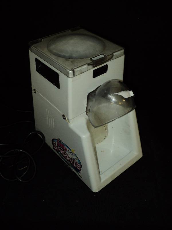 lot 4138 image: Little Snowie Snow Cone Maker, used- powers on