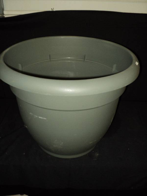 lot 4141 image: Large plastic 20 gallon pot, can fit 20-24 gallon plants, 20 Ariana w grid  pot
