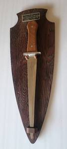 lot 1214 image: Arkansas Toothpick Circa 1832 Reproduction of The Famous Pioneer Fighting Knife on Plaque - Carvel Hall