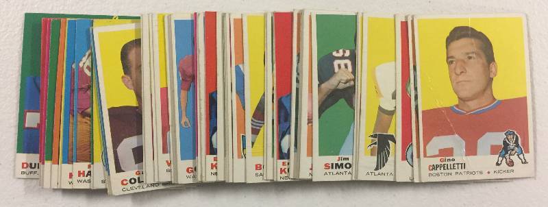 lot 1021 image: Lot of 1969 Topps Football Cards