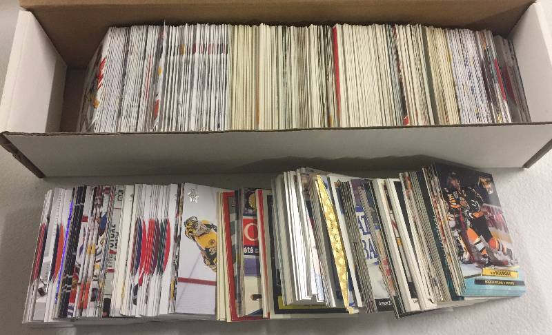 lot 1031 image: 800 Count Box of Assorted Hockey Cards