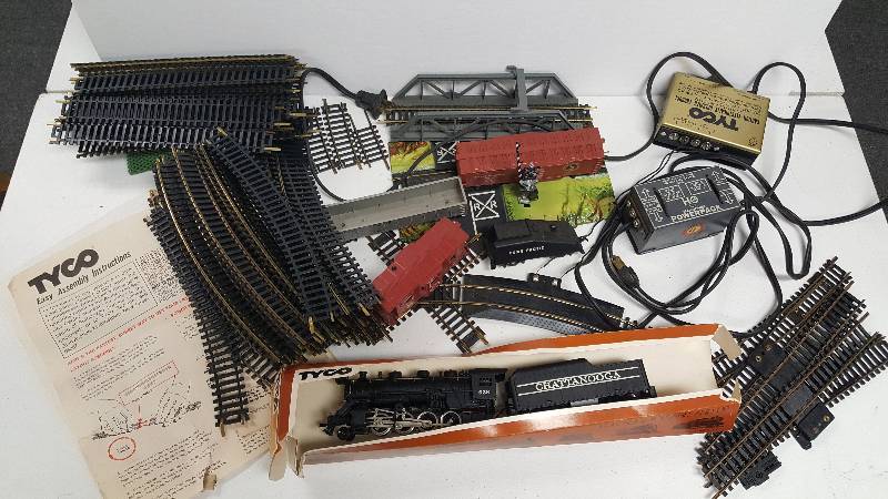 lot 1089OOO image: Vintage Tyco Electric Train Set with over 75 Tracks & Locomotive Plus More
