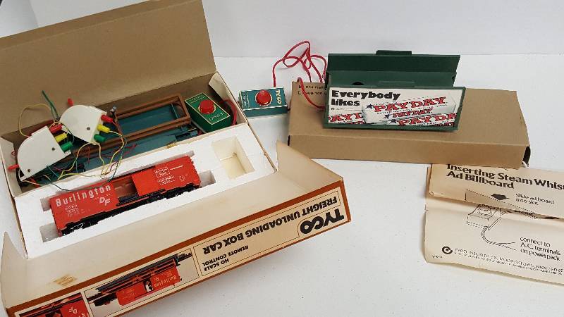 lot 1089P image: Vintage Tyco Train Set Freight Unloading Box Car & Billboard Ad Whistle Remote