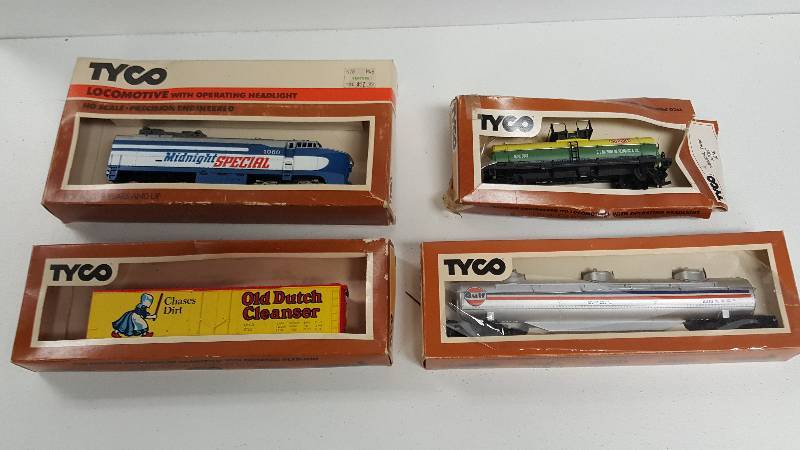 lot 1089Q image: Lot of Vintage Tyco Train Set Box Cars & Midnight Special Locomotive