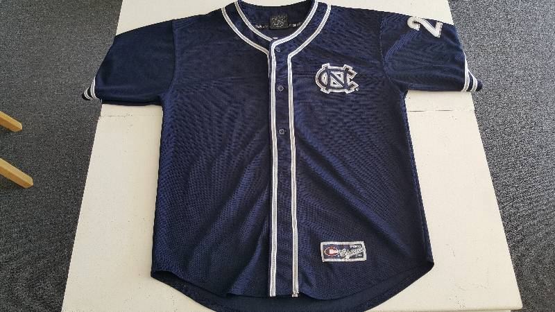 lot 1089QQQ image: North Carolina NCAA Jersey Stitched Size Large 23 Michael Jordan