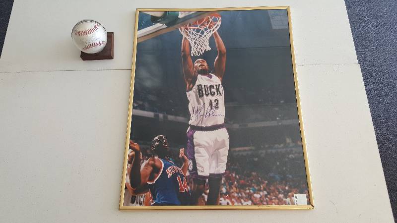 lot 1089F image: Glenn Robinson Signed 16x 20 Poster & Baseball Milwaukee Bucks & Boilermakers