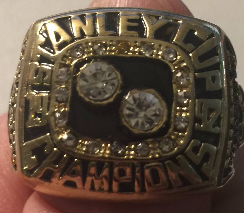 lot 1077 image: 1990s Stanley Cup Replica Championship Ring Pittsburgh Penguins Mario Lemieux