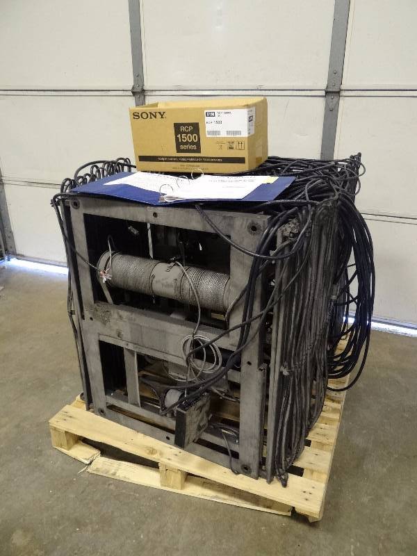 lot 1139 image: Heavy Duty Stage Projector Lifts