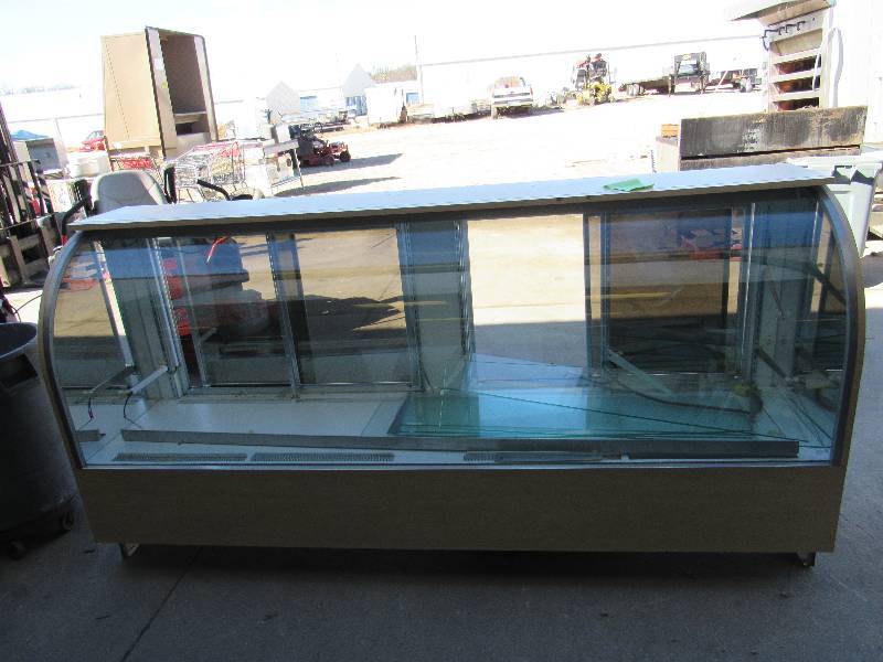 lot 1024 image: 8 Curved Glass Front Cooled Display