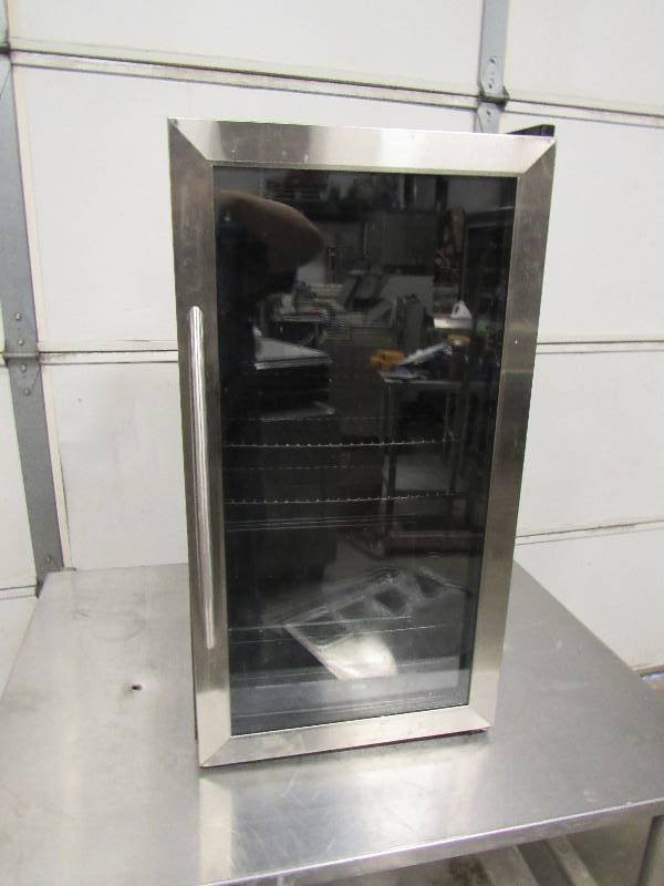 lot 1033 image: Avanti Glass Front Counter Top Cooler