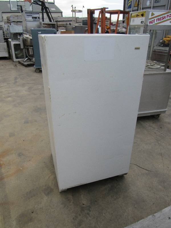 lot 1101 image: Residential Free Standing Single Door Refrigerator