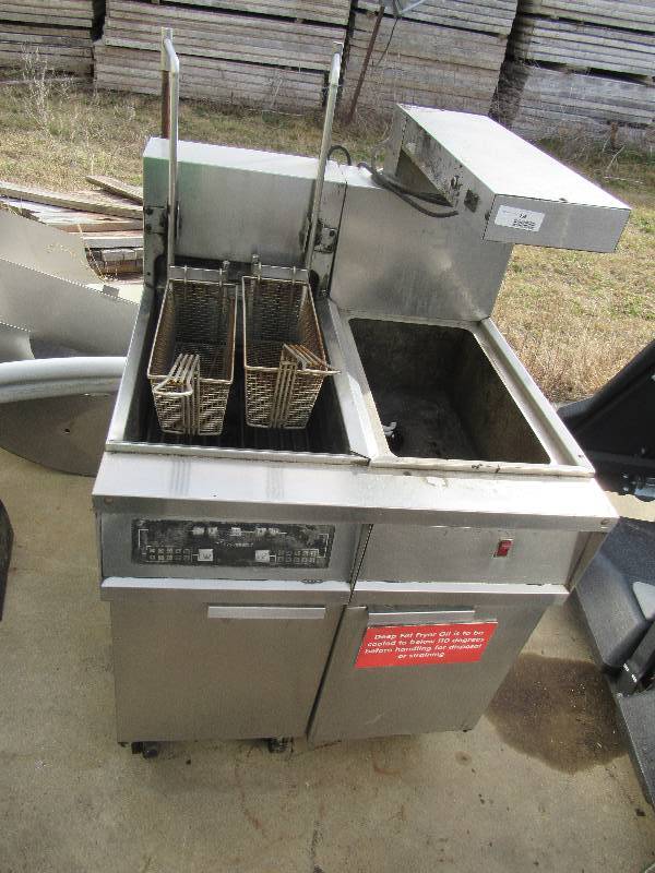 Frymaster Single Bay 40lbs Gas Fryer With Dump Station and Mounted Food