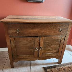 lot 1008 image: Vintage entry table 28 x 34 x 17