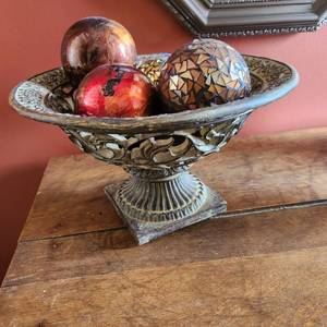 lot 1011 image: Vase 8 x 13 with decorative balls