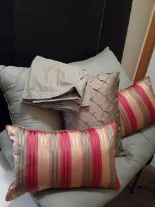 lot 1100 image: Full Queen (66 x 88) Sage green comforter with (2) pillow shams and (5) throwdecorative pillows