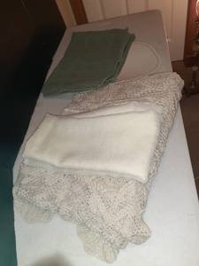 lot 1104 image: Table cloths (rectangle) plus place mats